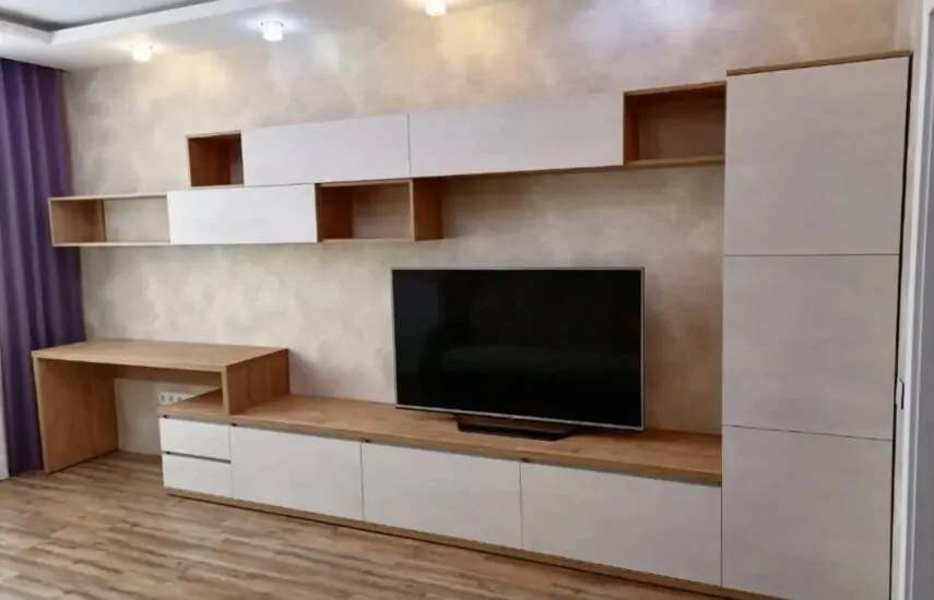 Горка в гостиную сочетание дерева и белого цвета