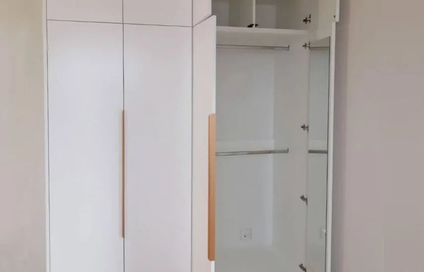 Белый шкаф с торцевыми ручками