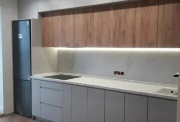 Серая кухня в сочетание с деревом