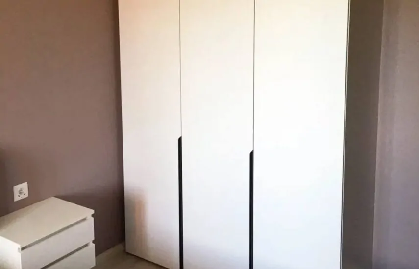 Белый шкаф с подвесными тумбами в спальню