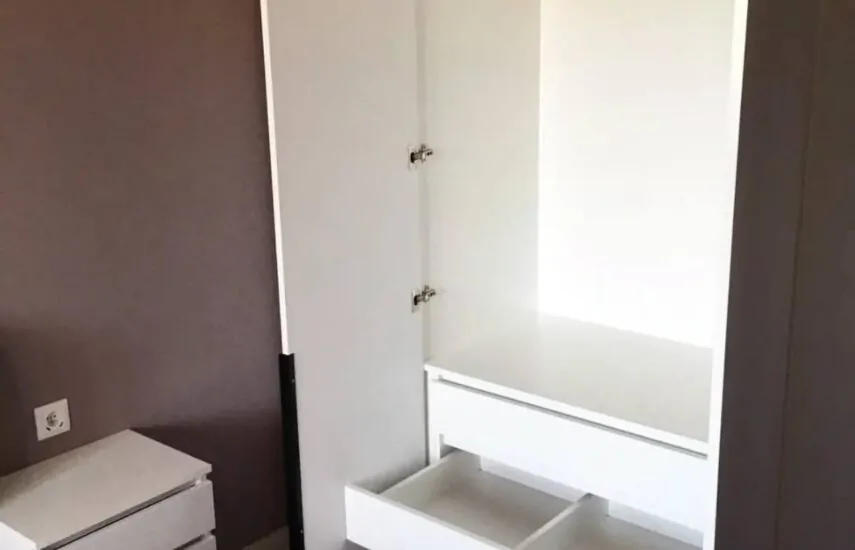 Белый шкаф с подвесными тумбами в спальню