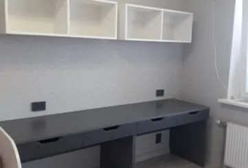 Серый стол с белыми подвесными полками