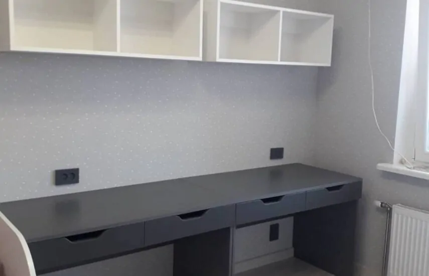 Серый стол с белыми подвесными полками