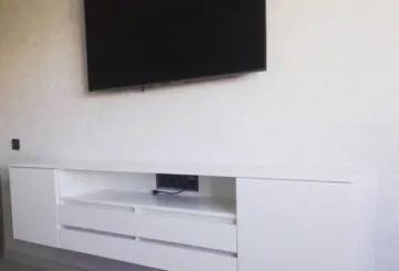 Белая подвесная тумба под TV
