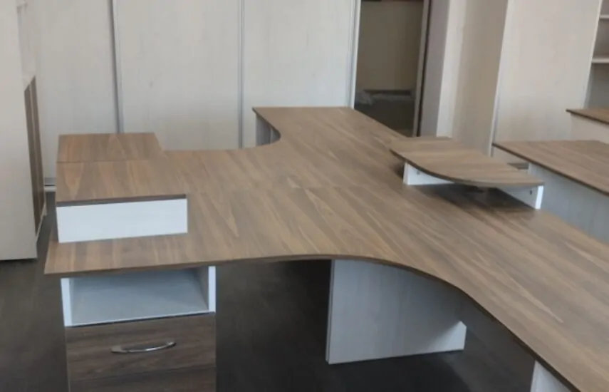 Мебель в офис, сочетание белого и дерева