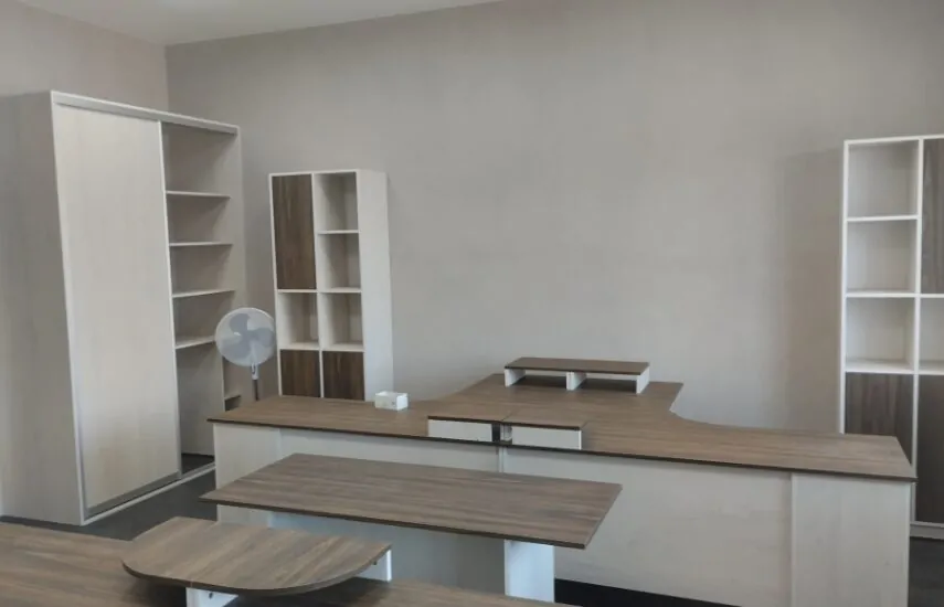 Мебель в офис, сочетание белого и дерева