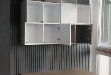 Стол с подвесными полками