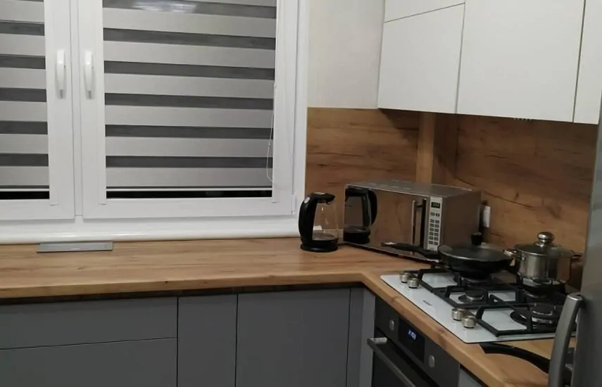 Кухня с белыми и серыми фасадыми.