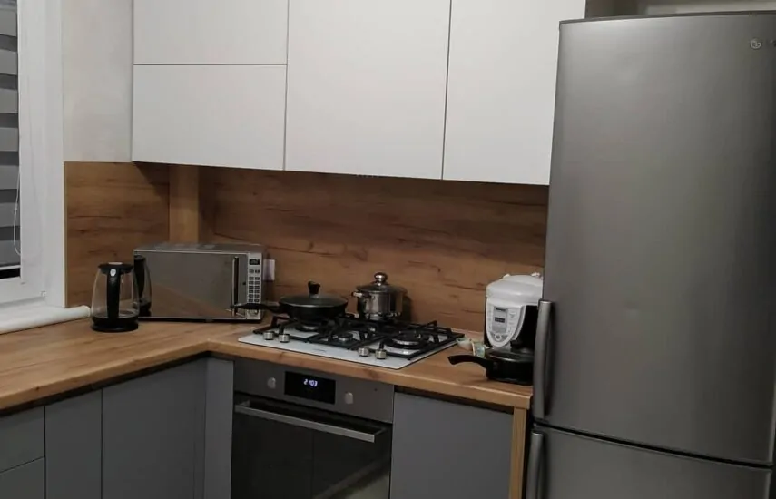 Кухня с белыми и серыми фасадыми.