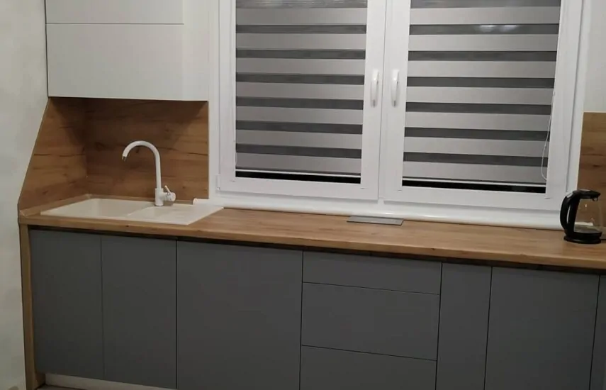 Кухня с белыми и серыми фасадыми.