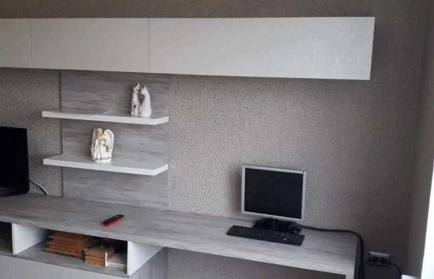 Стенка в зал, переходящая в рабочую зону.