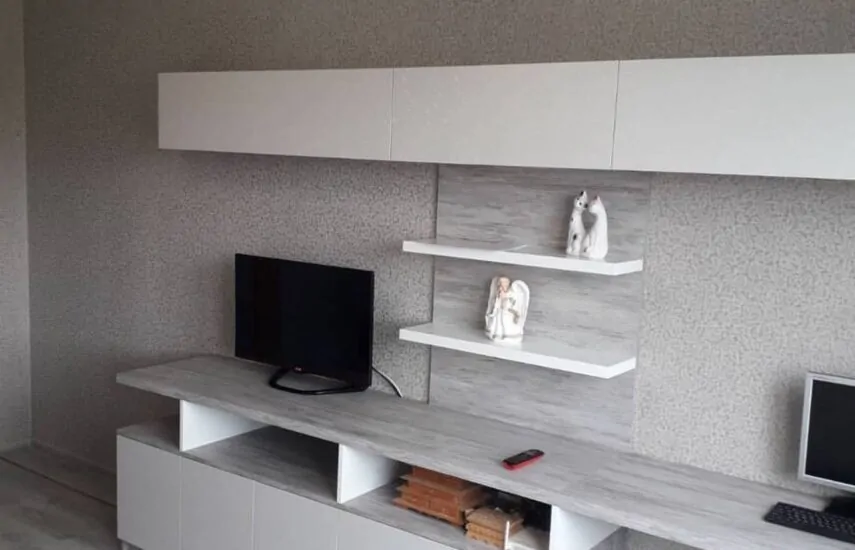 Стенка в зал, переходящая в рабочую зону.