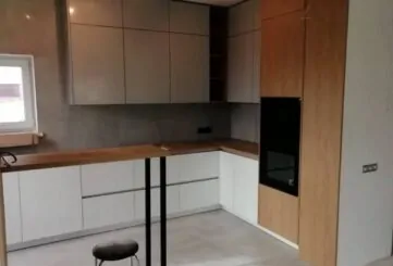 Кухня выполнена в минималистичном стиле с элегантной цветовой гаммой.