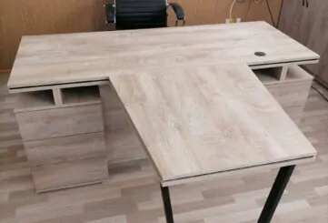 Стильный стол с ящиками и металлической ножкой