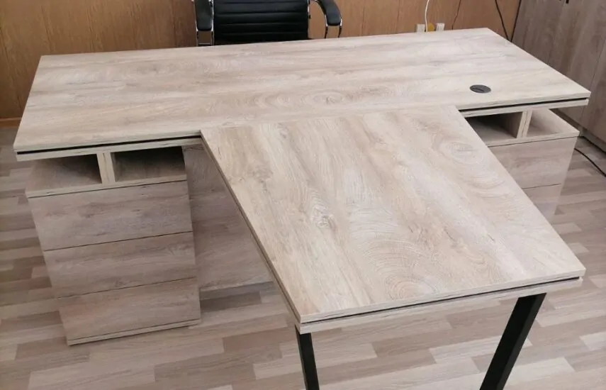 Стильный стол с ящиками и металлической ножкой