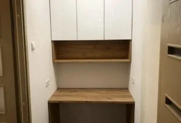 Стол с подвесными полками