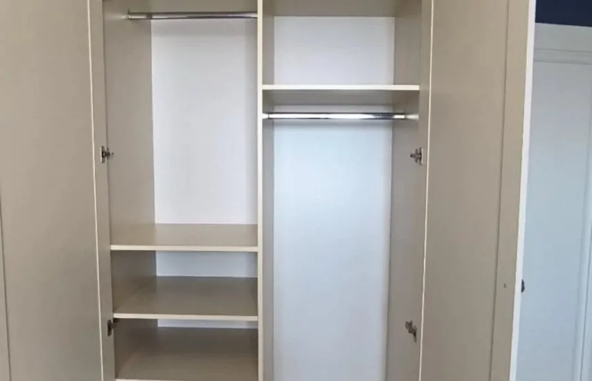 Распашной шкаф с рамочными фасадами