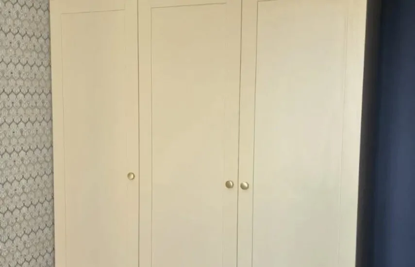 Распашной шкаф с рамочными фасадами