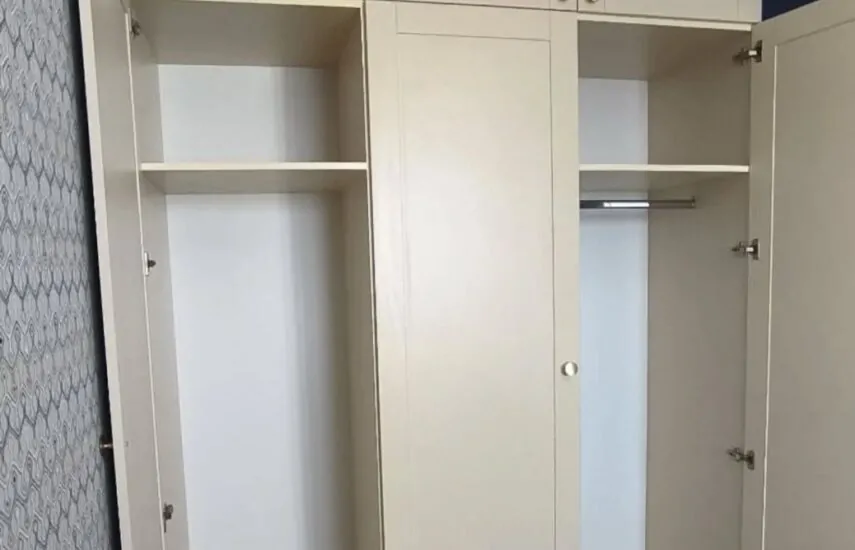 Распашной шкаф с рамочными фасадами